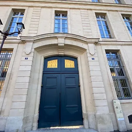 Charles Le Brun, Face Au Chateau De Versailles, Avec Parking Prive Aparthotel Versailles