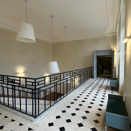 Charles Le Brun, Face Au Chateau De Versailles, Avec Parking Prive Aparthotel Versailles